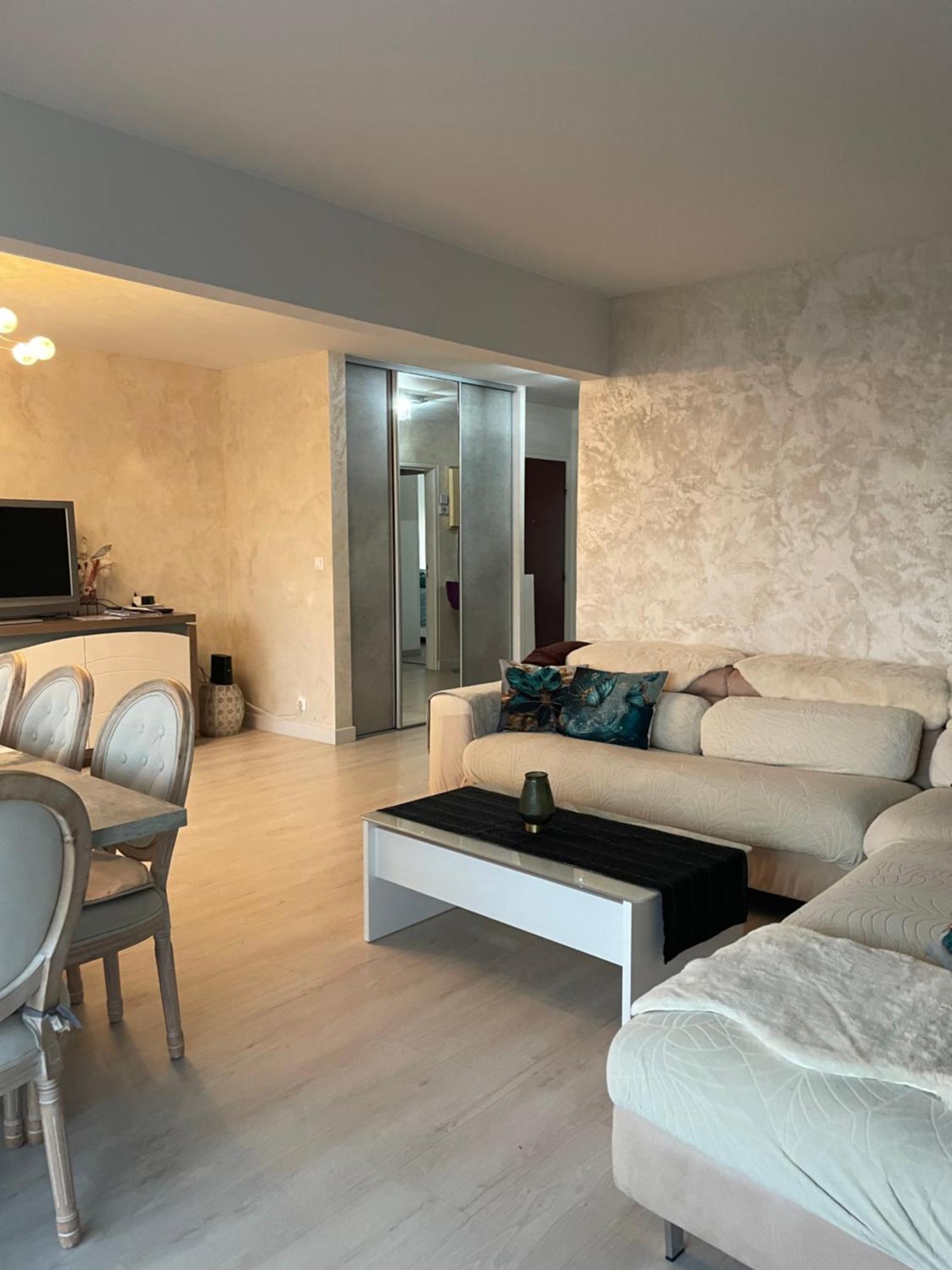 Bel Appartement Lumineux De 100M2 6 Places 3 Chambres Au 3E Etage Avec Ascenseur -A 5Mn A Pied Du Parc Des Expositions Congres De Dijon Et Eng Et 10Mn Du Centre Ville Place Parking Devant L'Immeuble Exterior foto